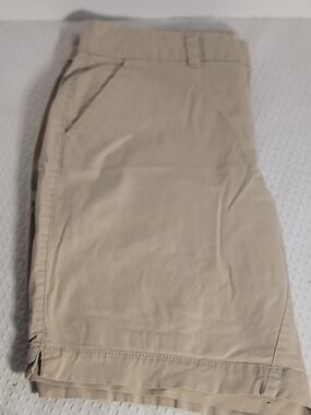 Old Navy Khaki Flat-Front Women Shorts